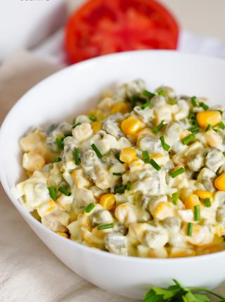 Sałatka z jajkiem, groszkiem i kukurydzą