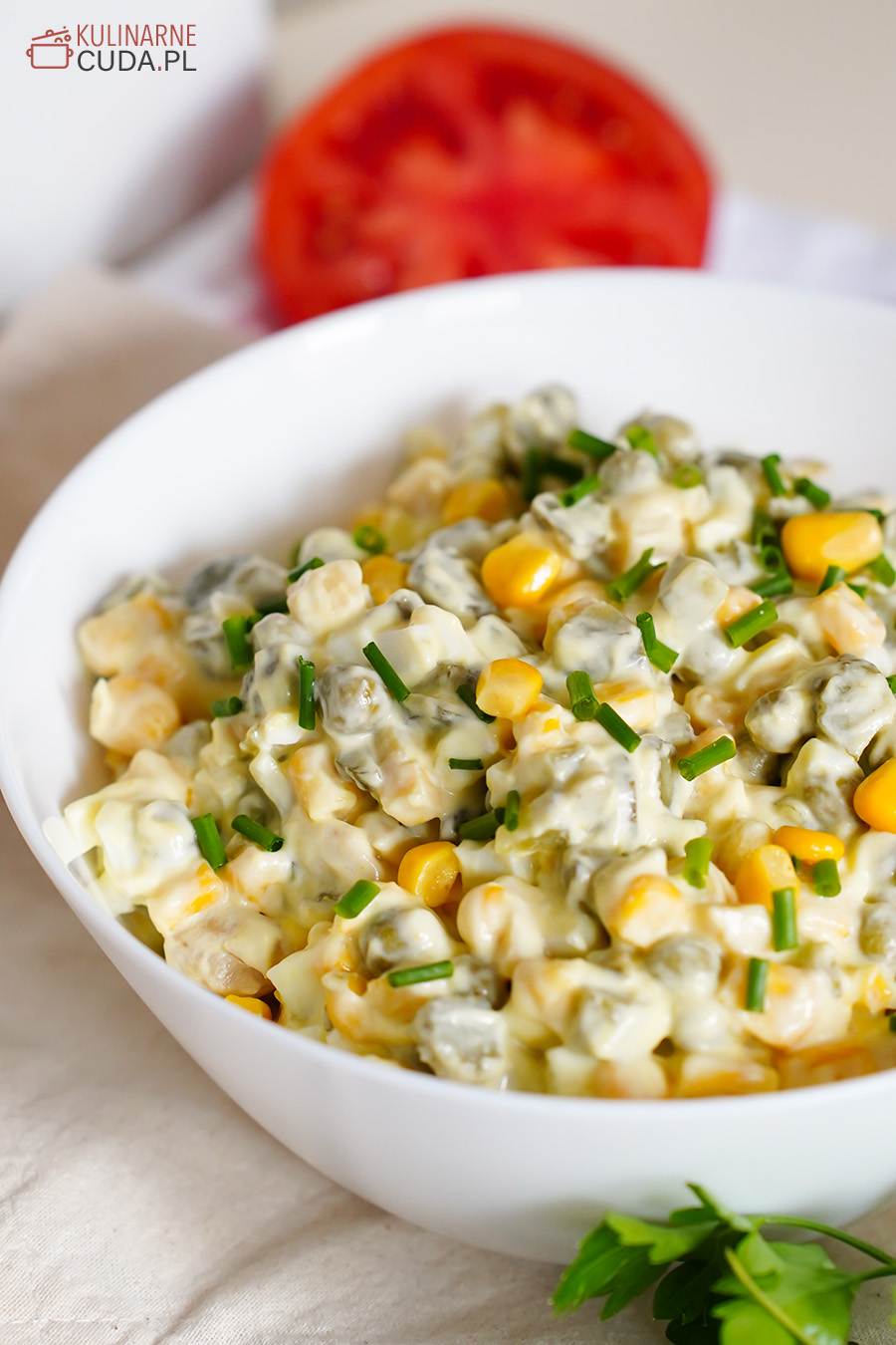 Sałatka z jajkiem, groszkiem i kukurydzą