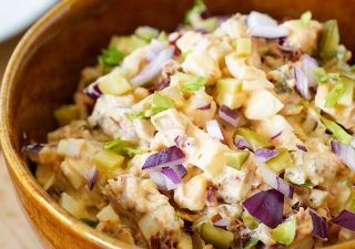 Sałatka z suszonymi pomidorami i jajkiem