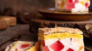 Ciasto żółtkowo-białkowe z masą z kwaśnej śmietany