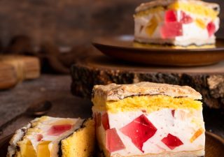 Ciasto żółtkowo-białkowe z masą z kwaśnej śmietany