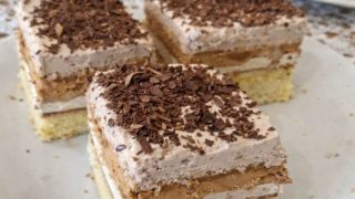 Kawowa kostka z kajmakiem – domowe ciasto na biszkopcie