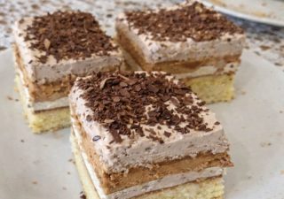 Kawowa kostka z kajmakiem – domowe ciasto na biszkopcie