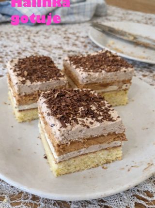 Kawowa kostka z kajmakiem – domowe ciasto na biszkopcie