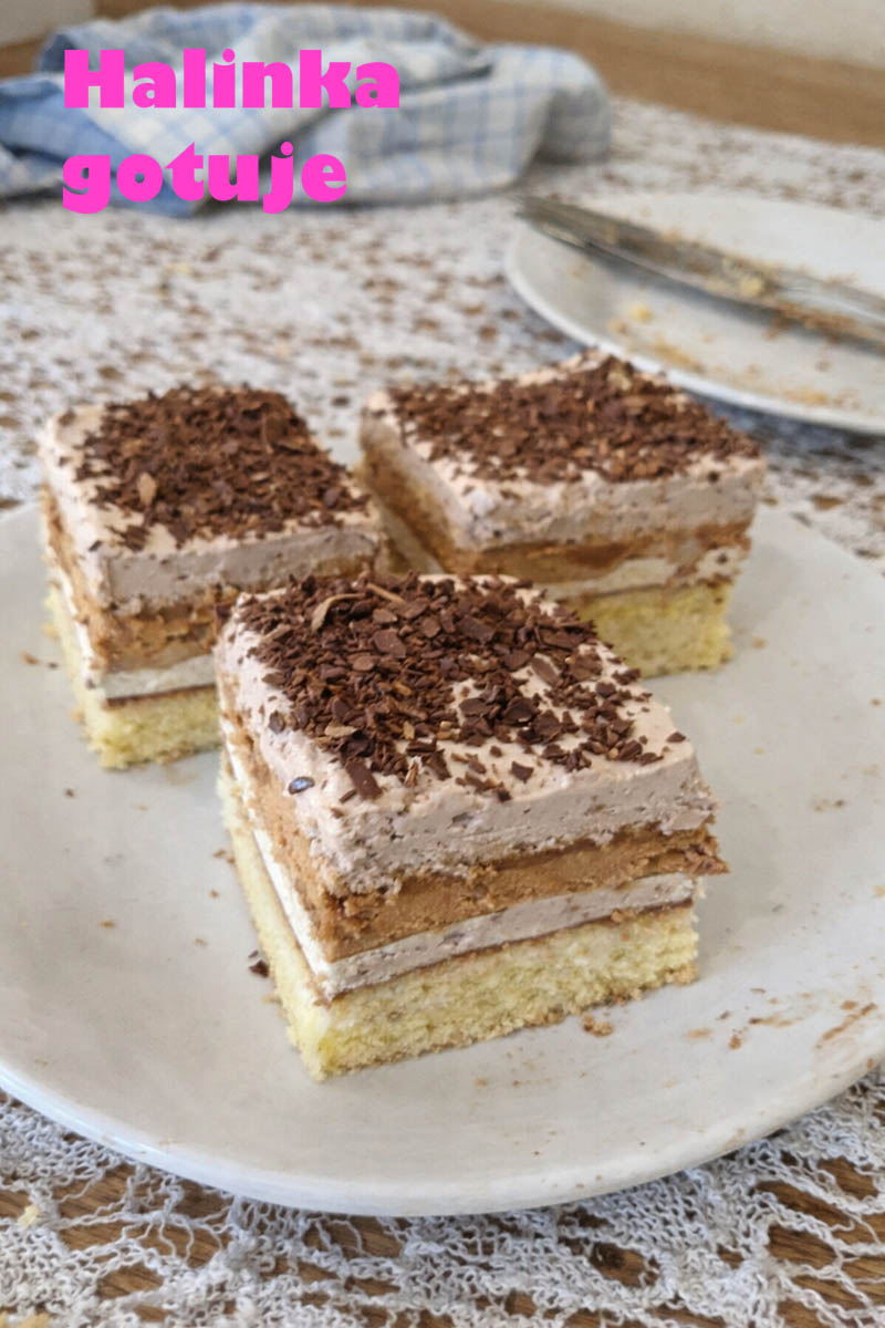 Kawowa kostka z kajmakiem – domowe ciasto na biszkopcie