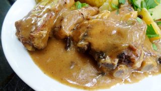 Żeberka duszone w sosie pieczeniowym jasnym