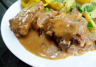 Żeberka duszone w sosie pieczeniowym jasnym