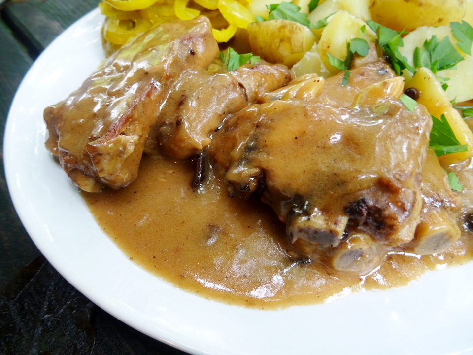 Żeberka duszone w sosie pieczeniowym jasnym