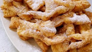 Domowe faworki na śmietanie – kruche jak trzeba