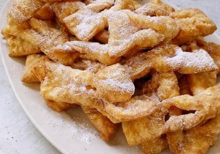 Domowe faworki na śmietanie – kruche jak trzeba