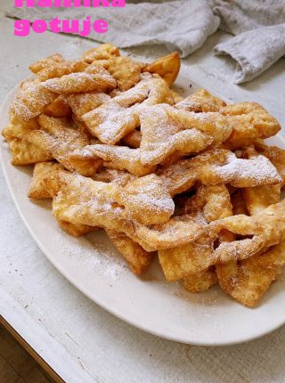 Domowe faworki na śmietanie – kruche jak trzeba