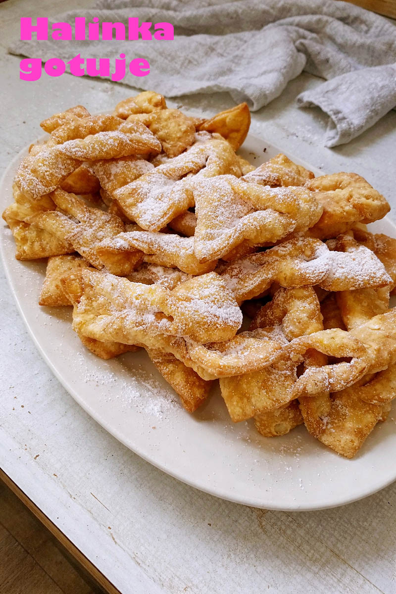 Domowe faworki na śmietanie – kruche jak trzeba