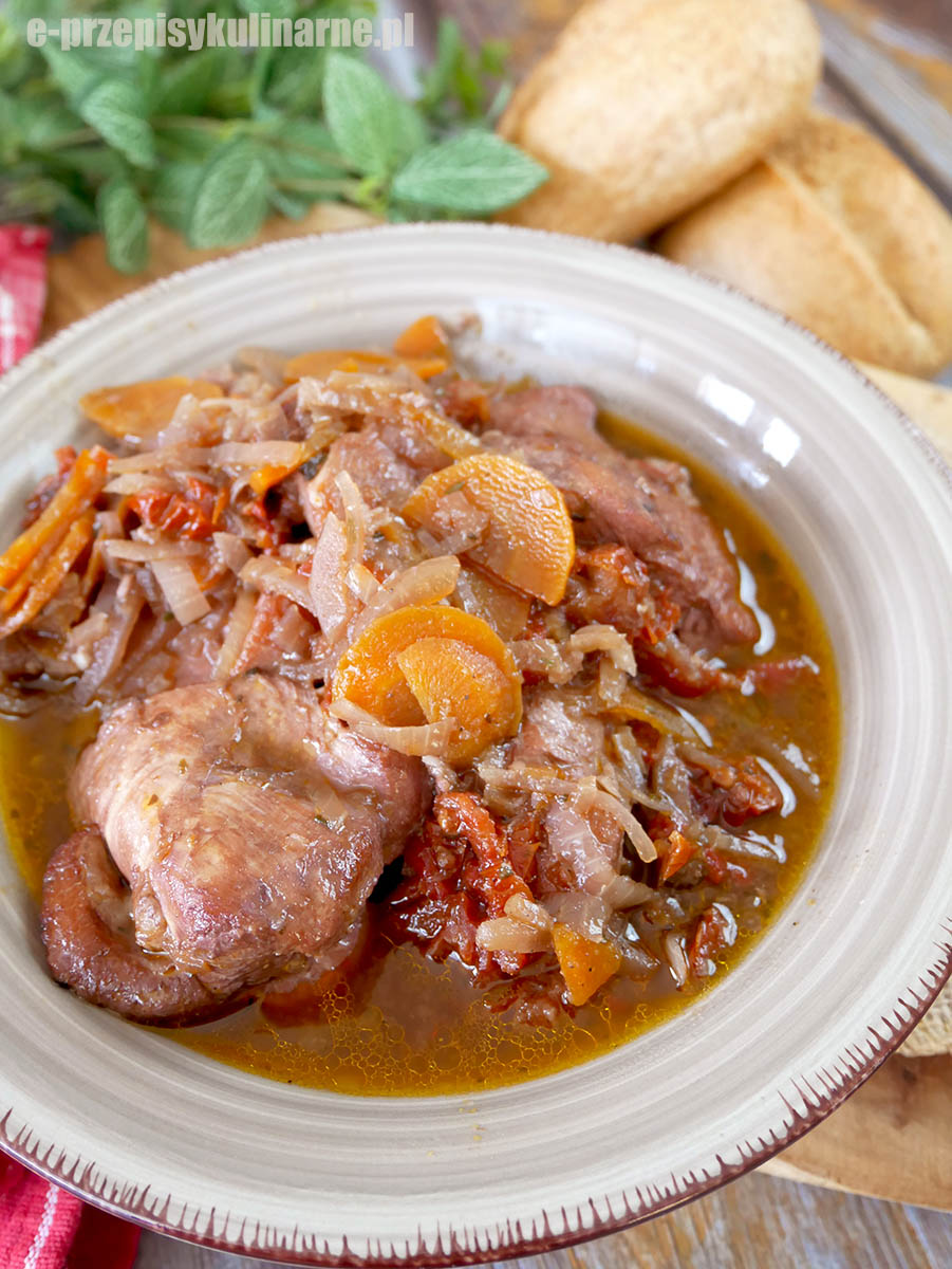 Indyk duszony w czerwonym winie – aromatyczny i bardzo smaczny obiad