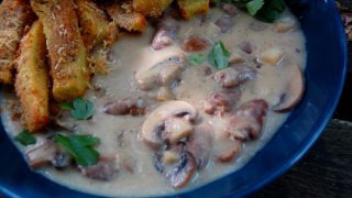 Gulasz z serduszek drobiowych z pieczarkami – tani i pyszny obiad