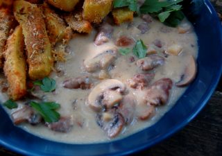 Gulasz z serduszek drobiowych z pieczarkami – tani i pyszny obiad