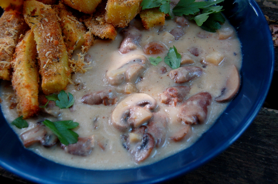 Gulasz z serduszek drobiowych z pieczarkami – tani i pyszny obiad