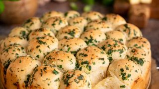 Drożdżowe kulki z serem