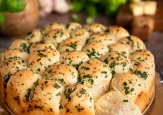 Drożdżowe kulki z serem