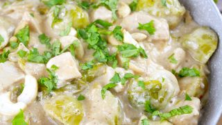 Kurczak z brukselką w kremowym sosie – szybki obiad z patelni