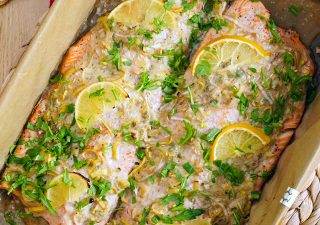 Łosoś pieczony w porach
