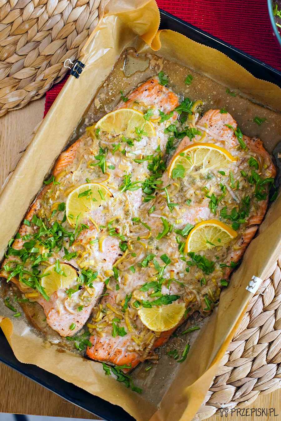 Łosoś pieczony w porach