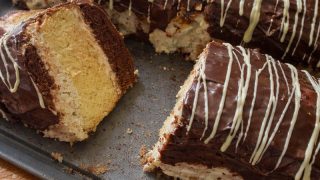 Klasyczny metrowiec z kremem budyniowym – sprawdzony przepis