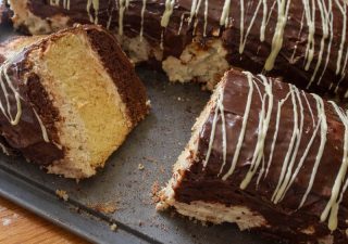 Klasyczny metrowiec z kremem budyniowym – sprawdzony przepis