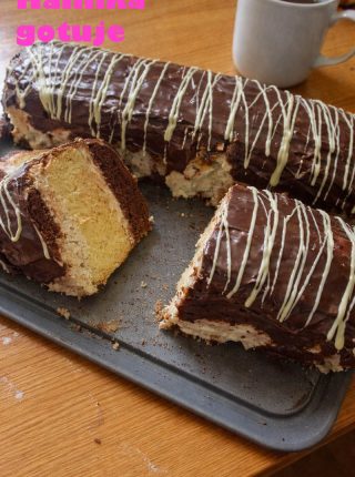 Klasyczny metrowiec z kremem budyniowym – sprawdzony przepis