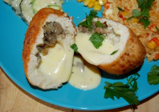 Kotlety mielone z piersi kurczaka pieczarkowo-serowe