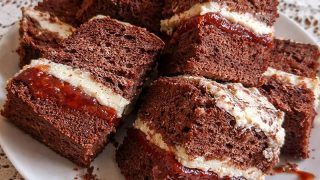 Murzynek z kremem śmietankowym – miękki, wilgotny i bardzo smaczny