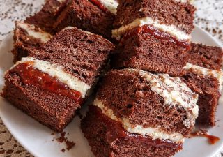 Murzynek z kremem śmietankowym – miękki, wilgotny i bardzo smaczny