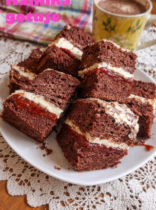 Murzynek z kremem śmietankowym – miękki, wilgotny i bardzo smaczny