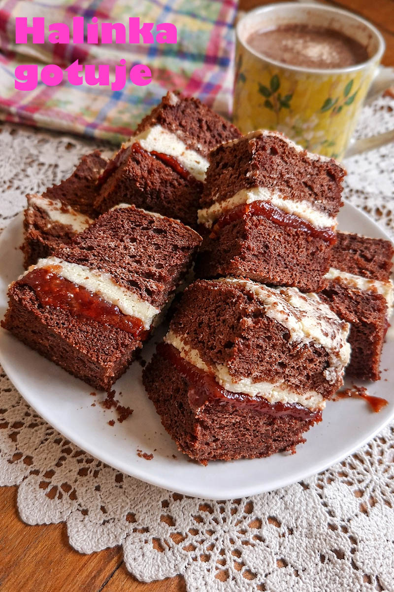 Murzynek z kremem śmietankowym – miękki, wilgotny i bardzo smaczny