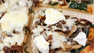 Pizza twarogowa ze szpinakiem i ricottą – szybka i lekka