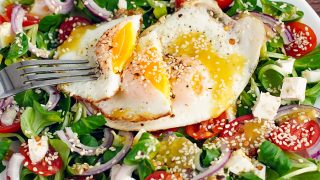 Sałatka z jajkiem sadzonym i roszponką