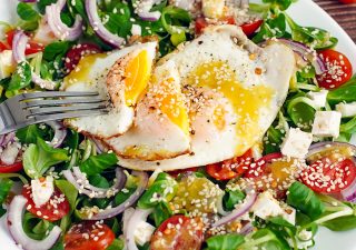 Sałatka z jajkiem sadzonym i roszponką