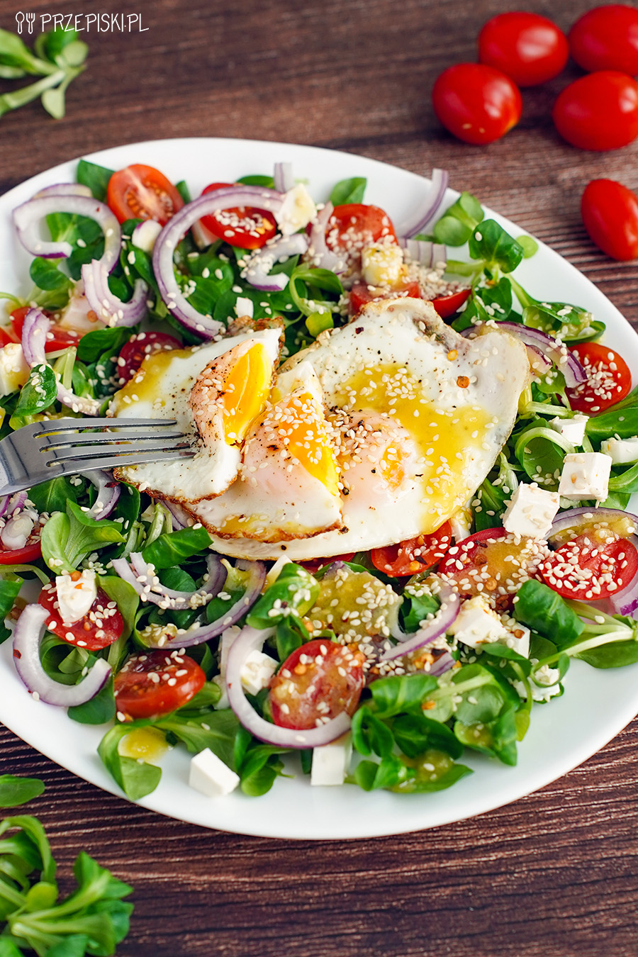 Sałatka z jajkiem sadzonym i roszponką