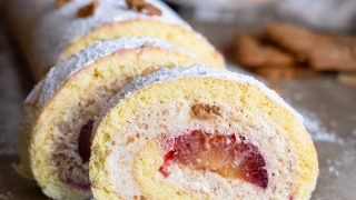 Rolada biszkoptowa z kremem spekulatius i śliwkami