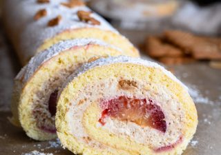 Rolada biszkoptowa z kremem spekulatius i śliwkami