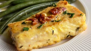 RYBA W SOSIE ŚMIETANOWYM Z ESTRAGONEM I SUSZONYMI POMIDORAMI