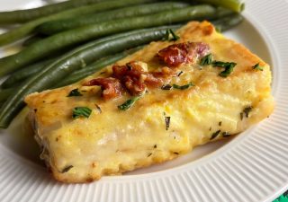 RYBA W SOSIE ŚMIETANOWYM Z ESTRAGONEM I SUSZONYMI POMIDORAMI