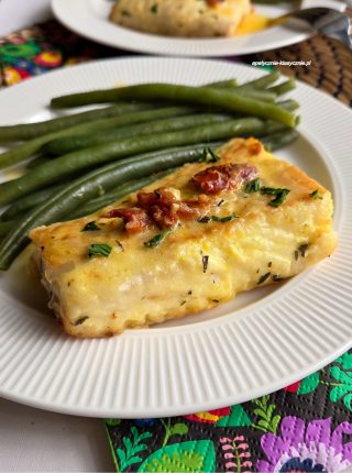 RYBA W SOSIE ŚMIETANOWYM Z ESTRAGONEM I SUSZONYMI POMIDORAMI