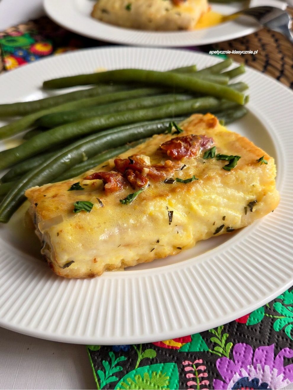 RYBA W SOSIE ŚMIETANOWYM Z ESTRAGONEM I SUSZONYMI POMIDORAMI