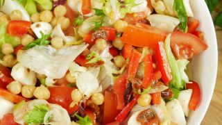 Sałatka z ciecierzycą, suszonymi pomidorami i mozzarellą