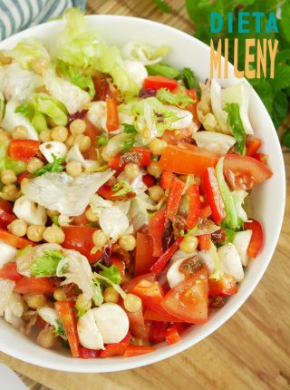 Sałatka z ciecierzycą, suszonymi pomidorami i mozzarellą