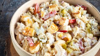 Sałatka makaronowa z halloumi