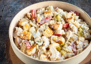 Sałatka makaronowa z halloumi