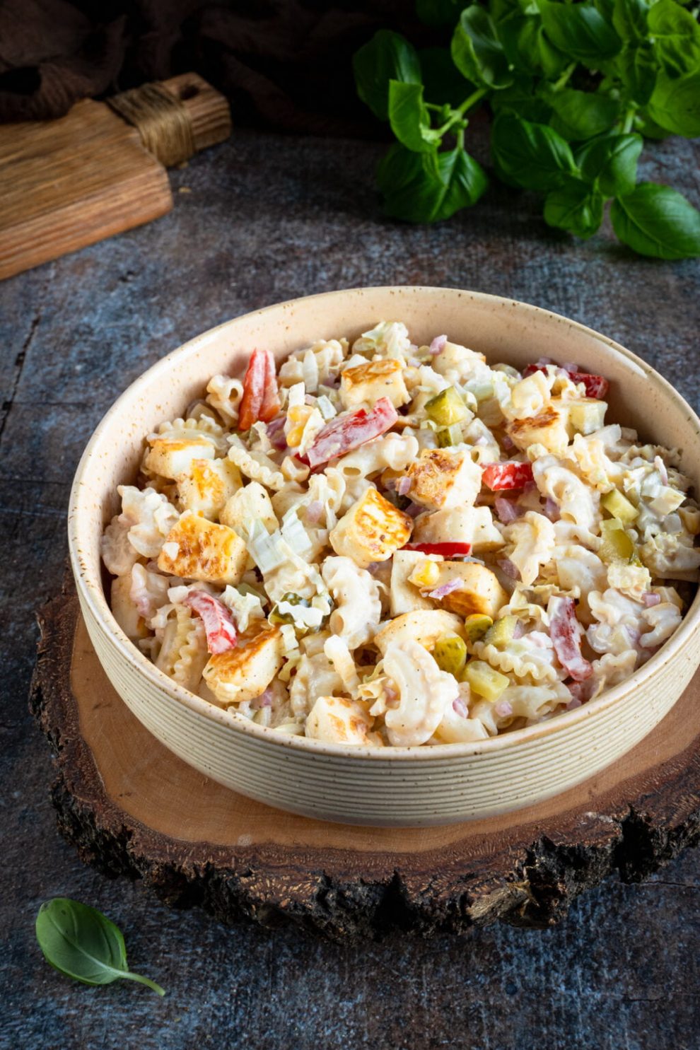 Sałatka makaronowa z halloumi