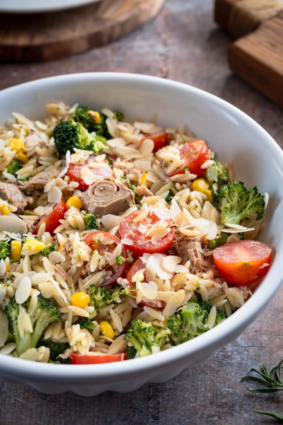 Sałatka makaronowa z tuńczykiem i brokułem