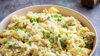 Sałatka z kurczakiem, ananasem i ryżem